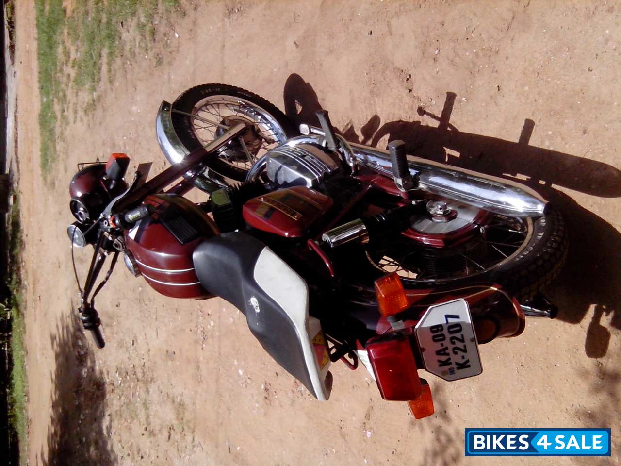 Maroon Ideal Jawa Yezdi RoadKing Maroon Ideal Jawa Yezdi RoadKing