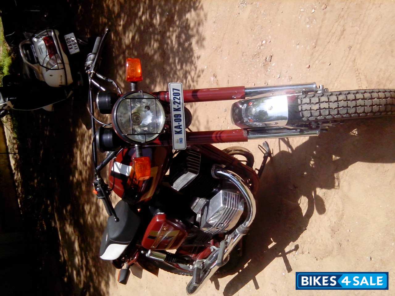 Maroon Ideal Jawa Yezdi RoadKing Maroon Ideal Jawa Yezdi RoadKing