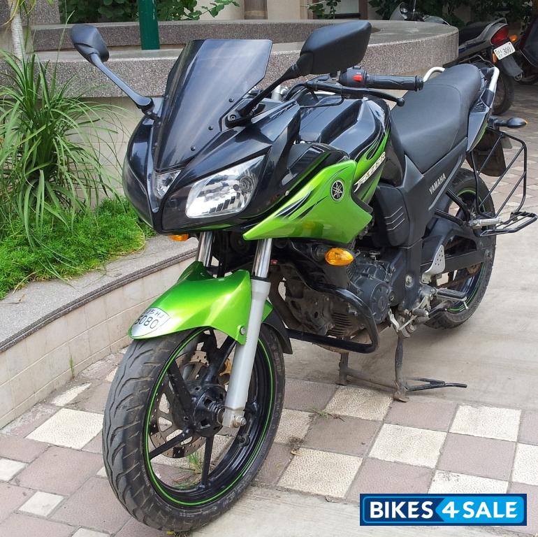 Black And Green Yamaha Fazer