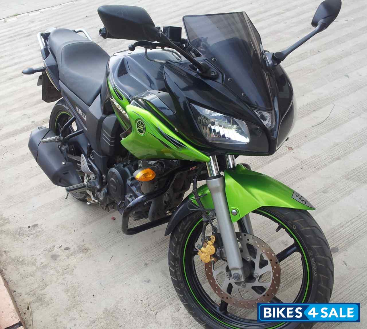 Black And Green Yamaha Fazer