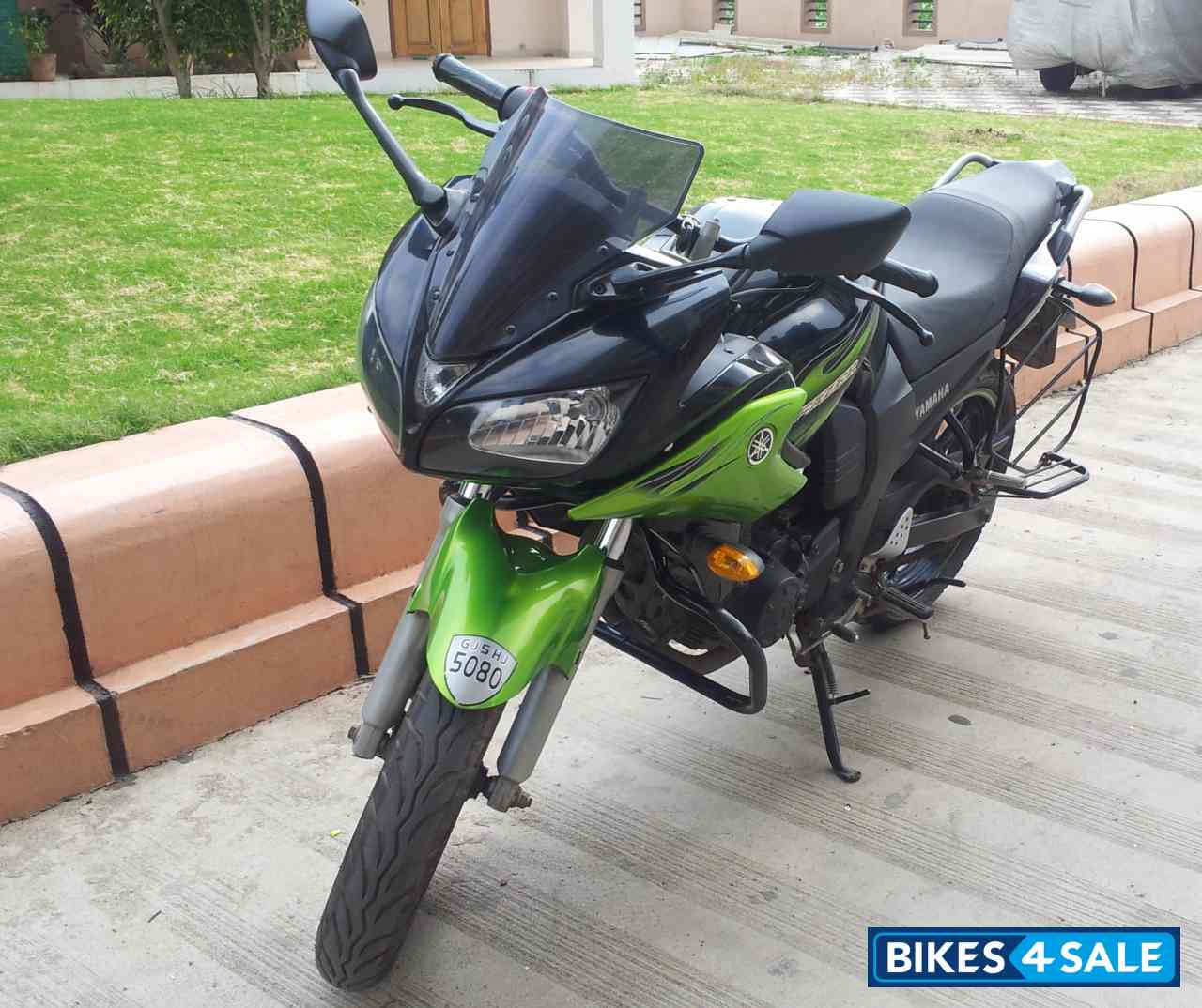 Black And Green Yamaha Fazer
