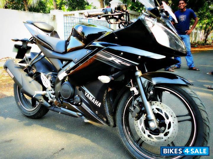 Black Yamaha YZF R15 V2