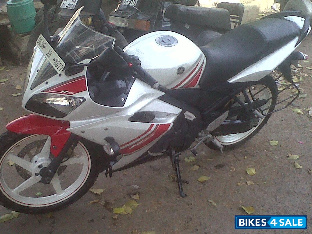 White Yamaha YZF R15