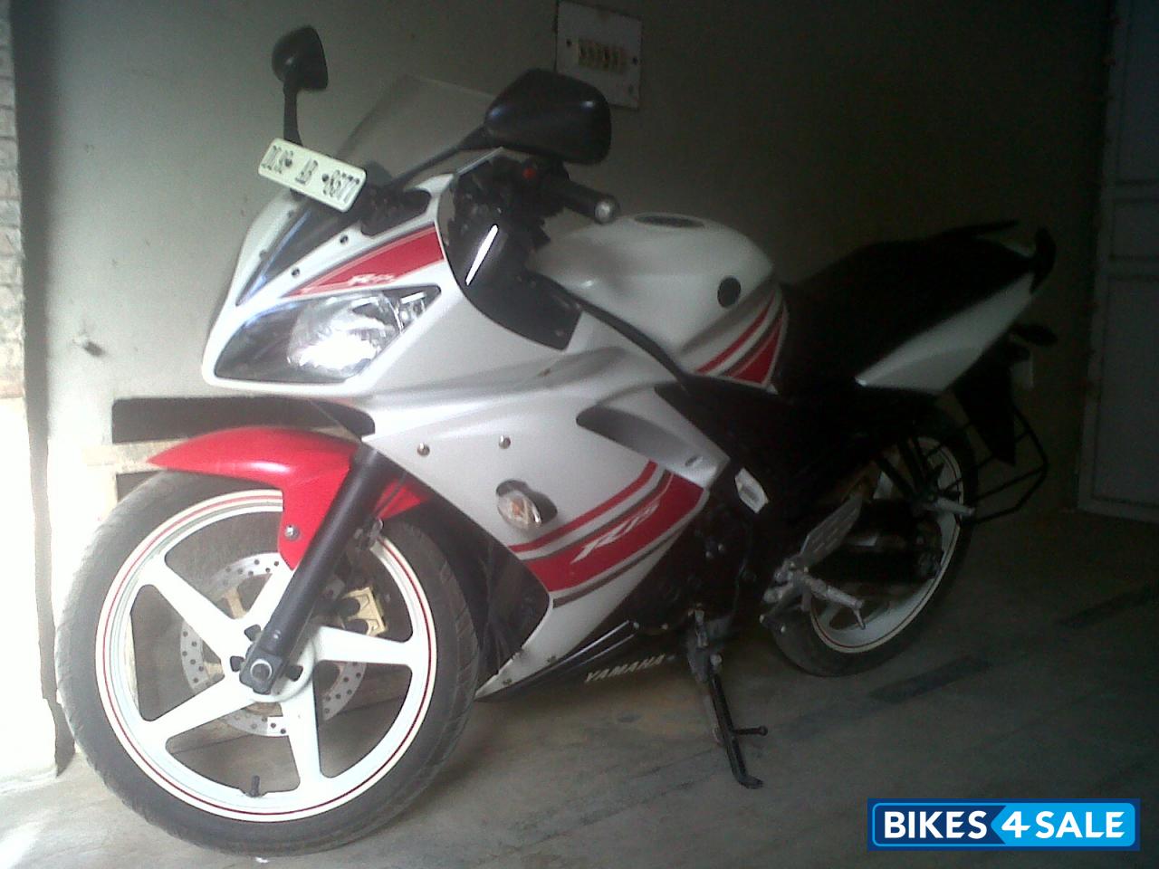 White Yamaha YZF R15