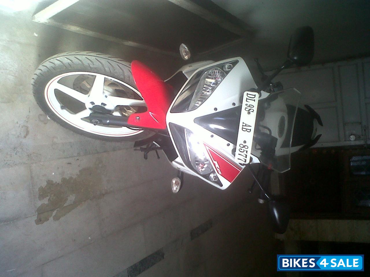 White Yamaha YZF R15