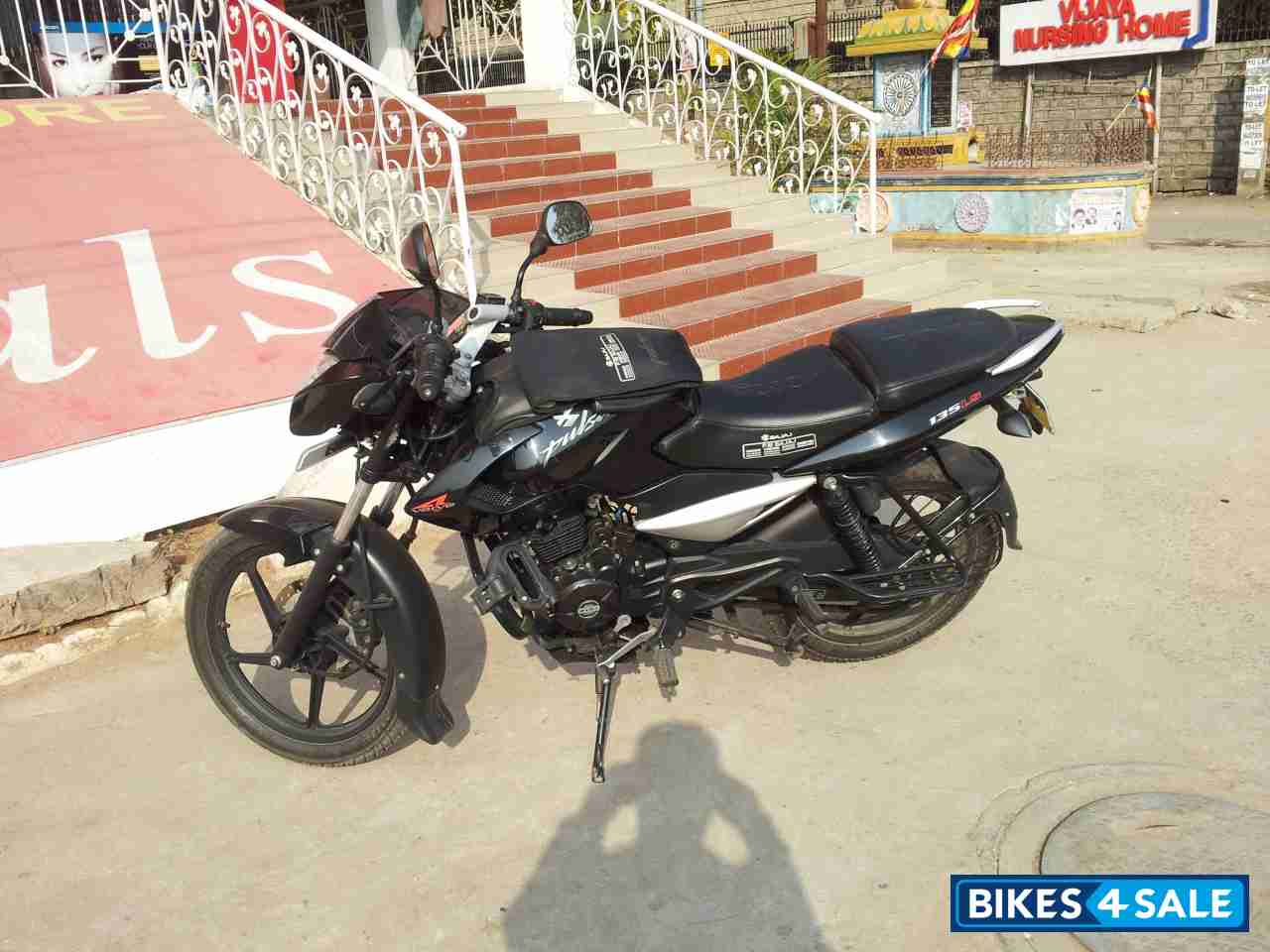 Black Bajaj Pulsar 135LS Black Bajaj Pulsar 135LS