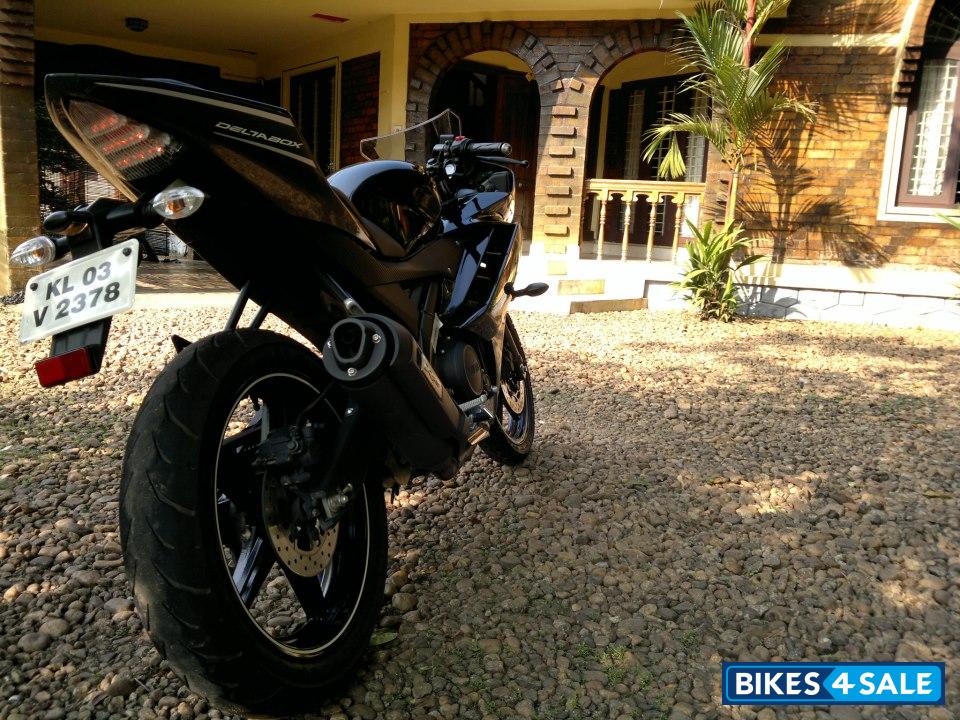 Black Yamaha YZF R15 V2