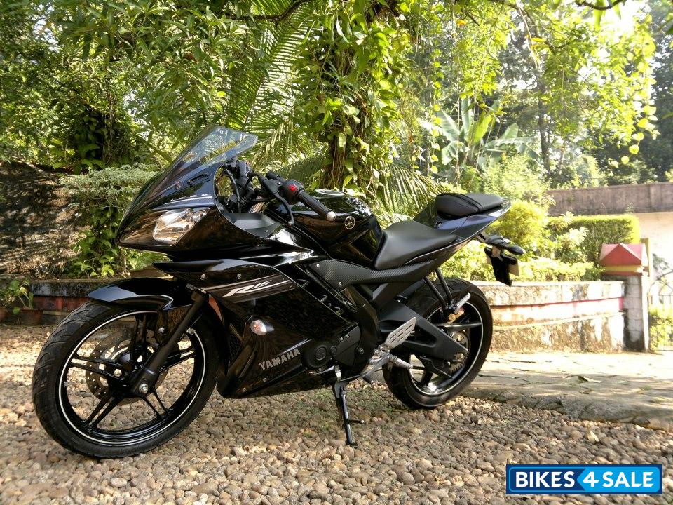 Black Yamaha YZF R15 V2