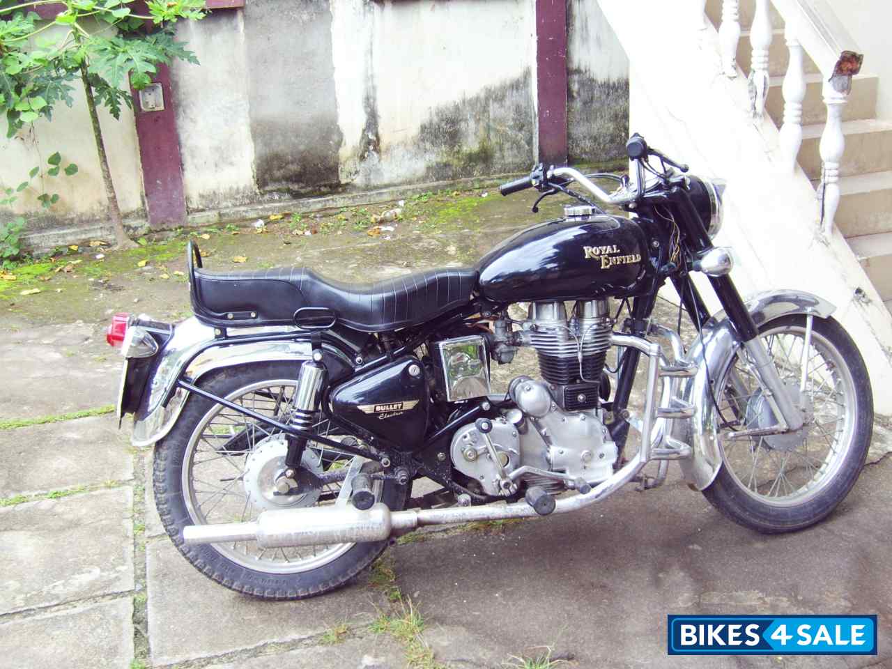 Black Royal Enfield Bullet Standard 350