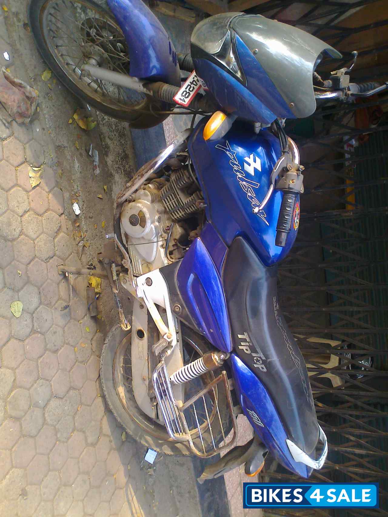 Bajaj Pulsar 150 Round Headlight Picture 1. Bike ID 94964. Bike located
