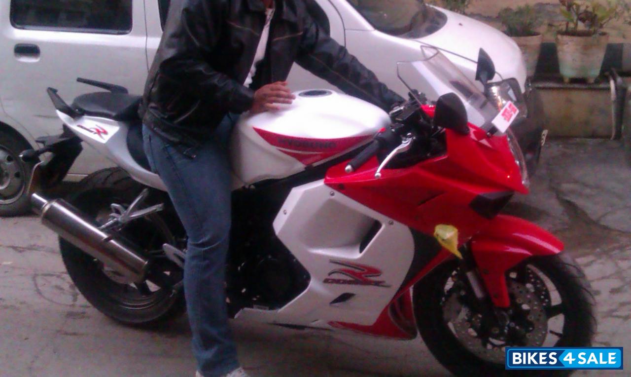 White-red Hyosung GT250R White-red Hyosung GT250R