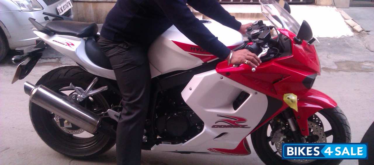 White-red Hyosung GT250R White-red Hyosung GT250R