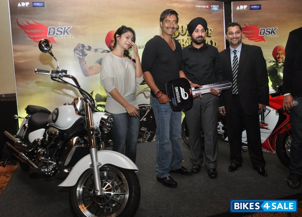 White-red Hyosung GT250R White-red Hyosung GT250R