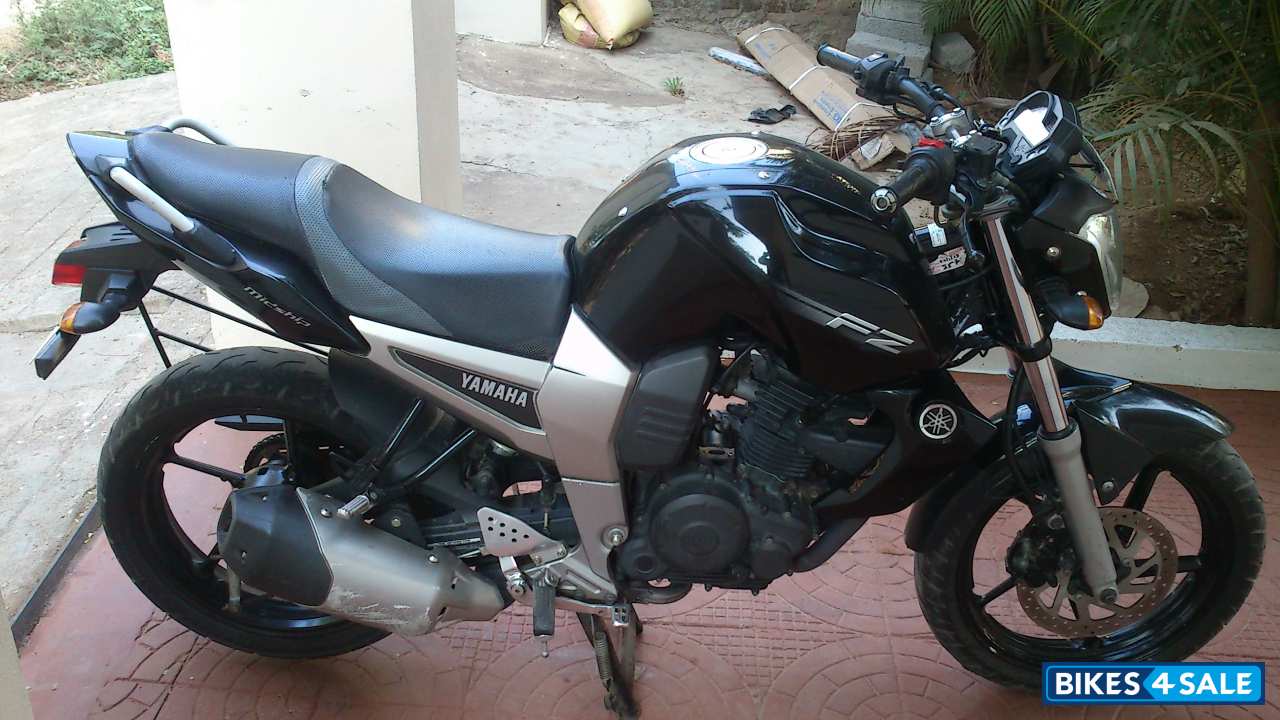 Black Yamaha FZ16