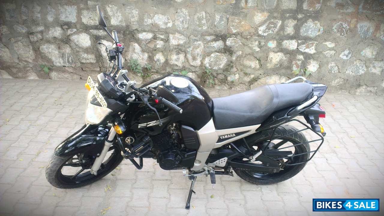 Black Yamaha FZ16