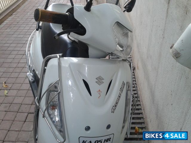 White Suzuki Access 125 White Suzuki Access 125
