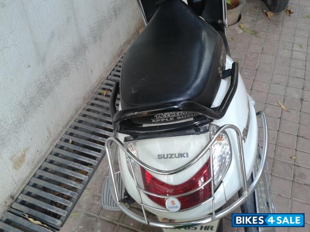 White Suzuki Access 125 White Suzuki Access 125