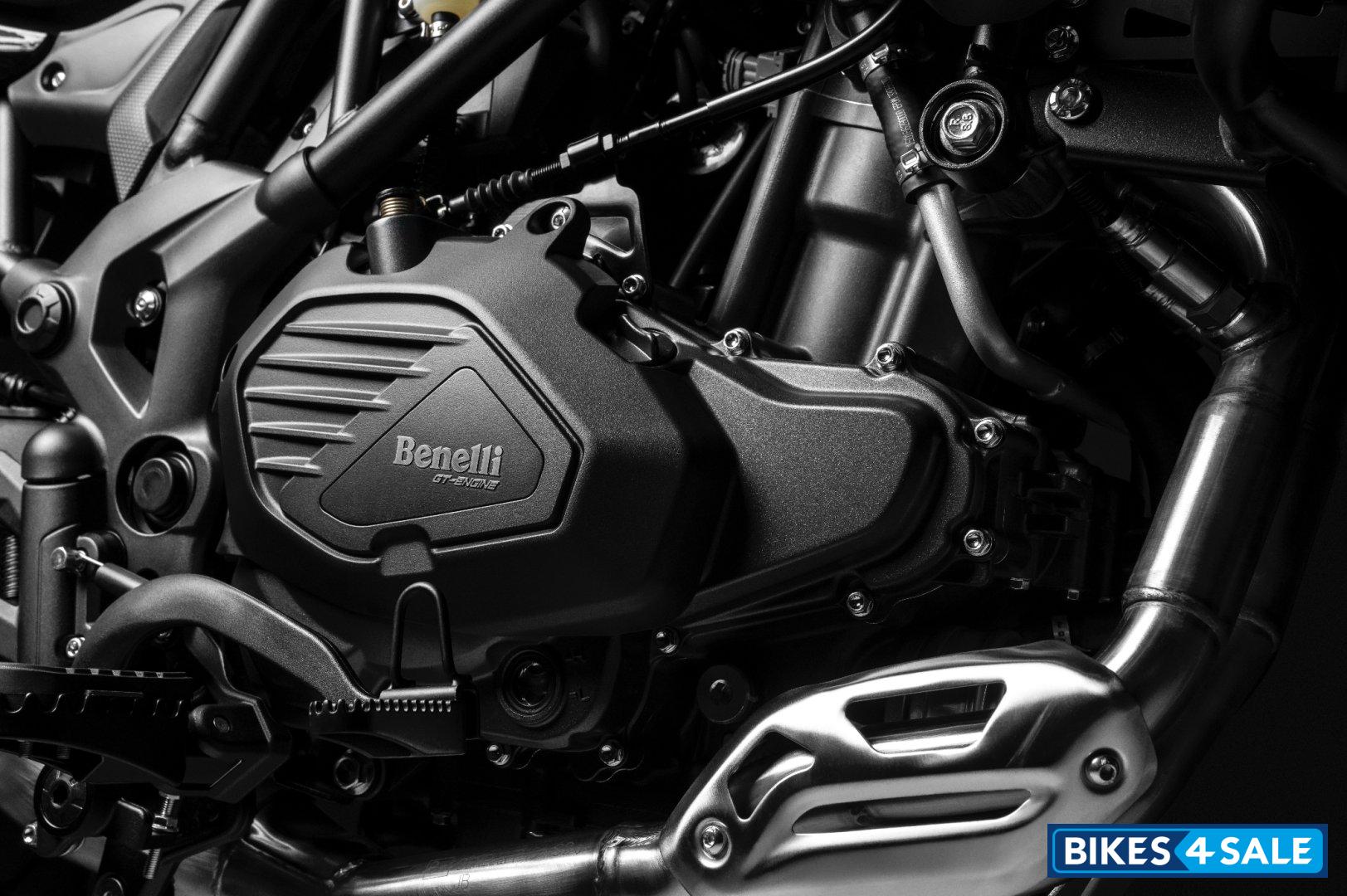Benelli TRK 552X