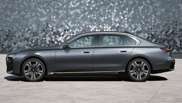 BMW 7-Series 740i Petrol AT - Side View