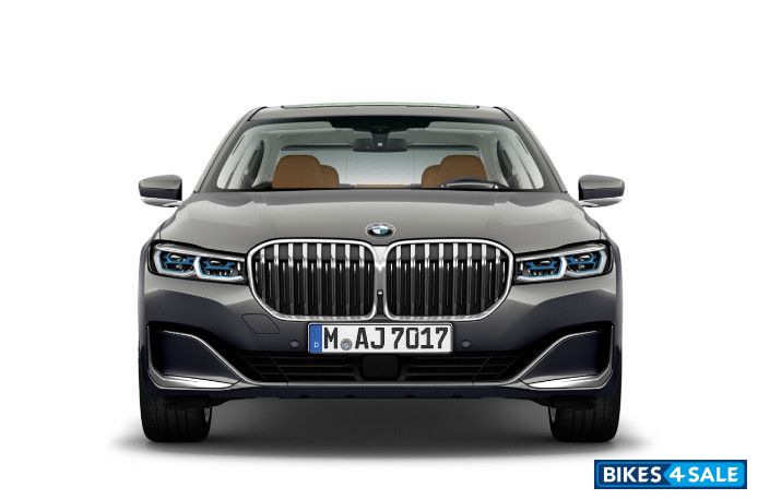 BMW 7-Series 745Le xDrive Hybrid Front View