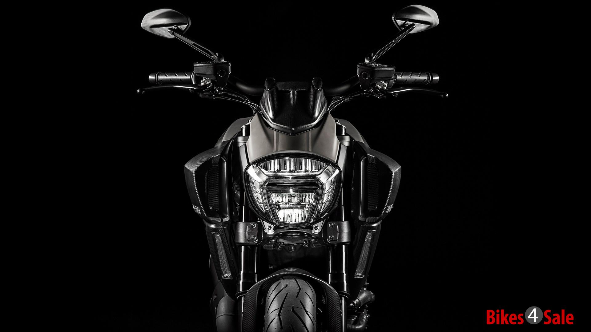 Ducati Diavel Titanium - Front View