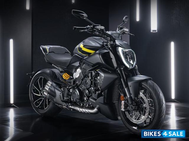Ducati Diavel V4 Black Roadster Livery