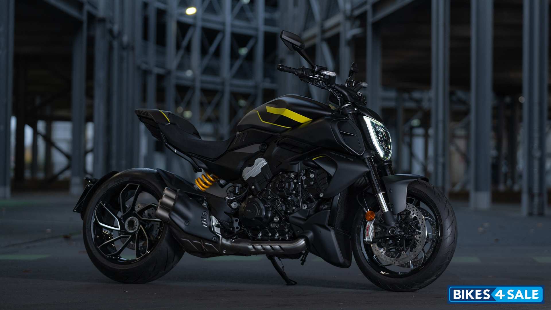 Ducati Diavel V4 Black Roadster Livery