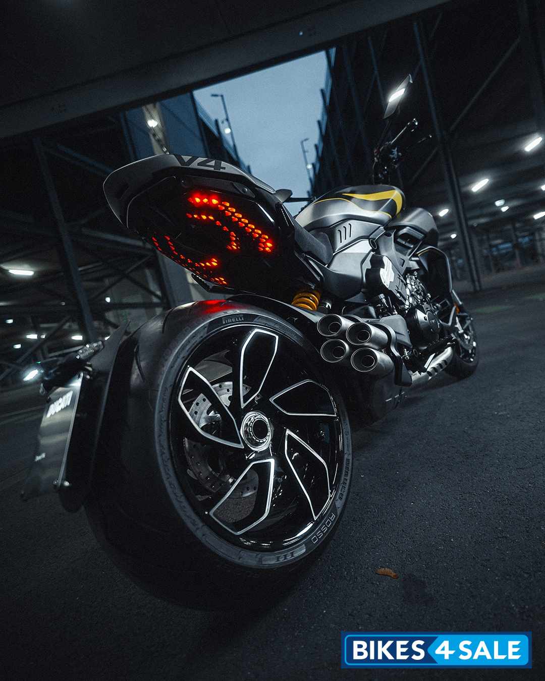 Ducati Diavel V4 Black Roadster Livery