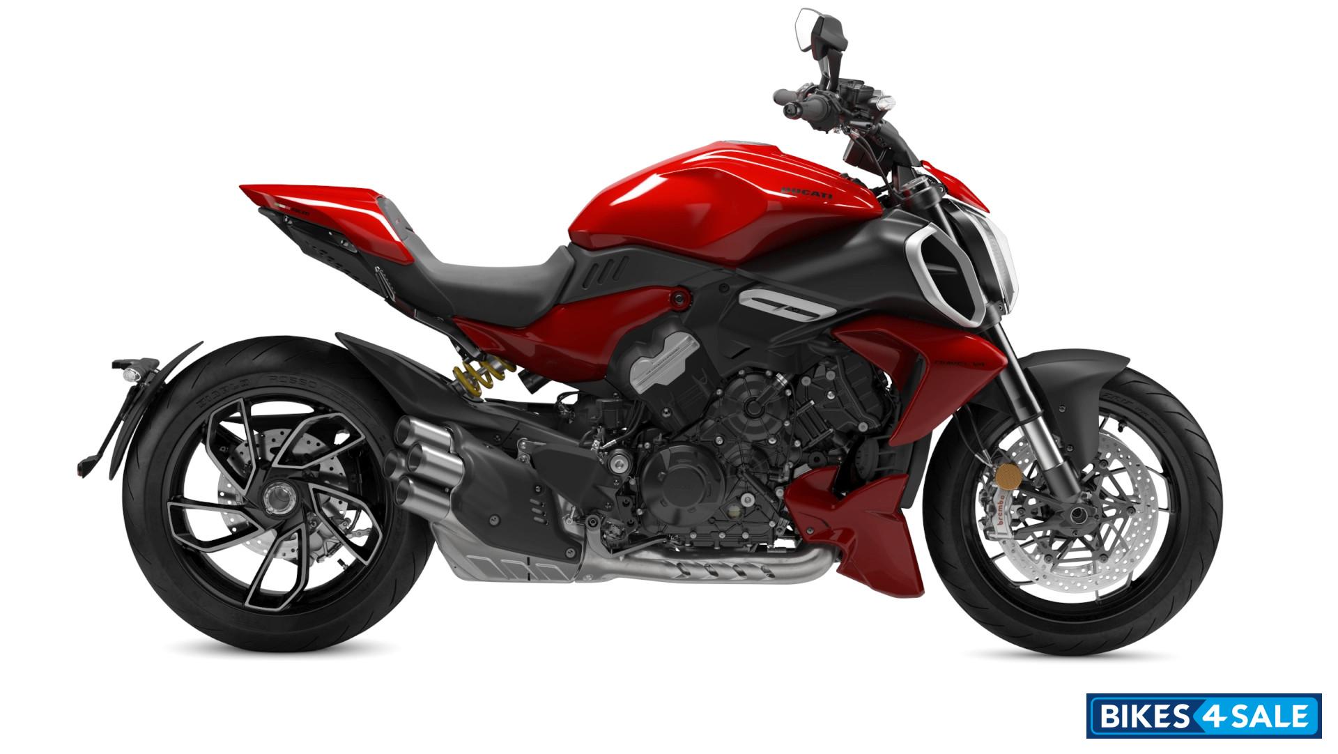 Ducati Diavel V4 - Ducati Red