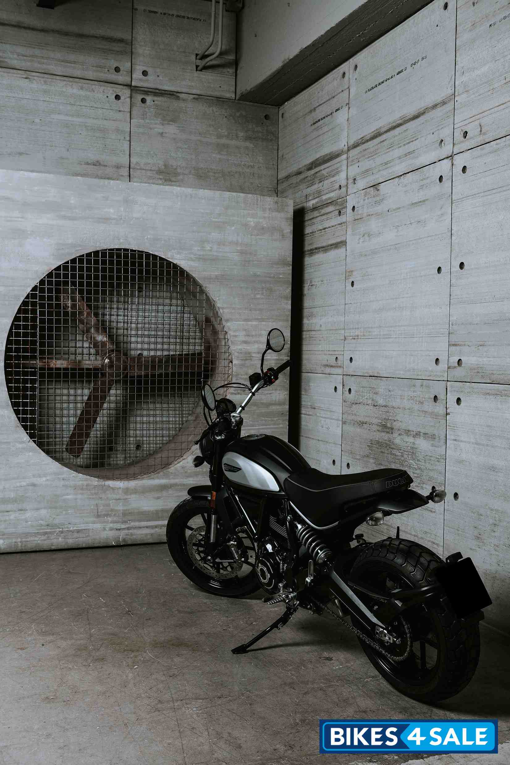 Ducati Scrambler Icon Dark