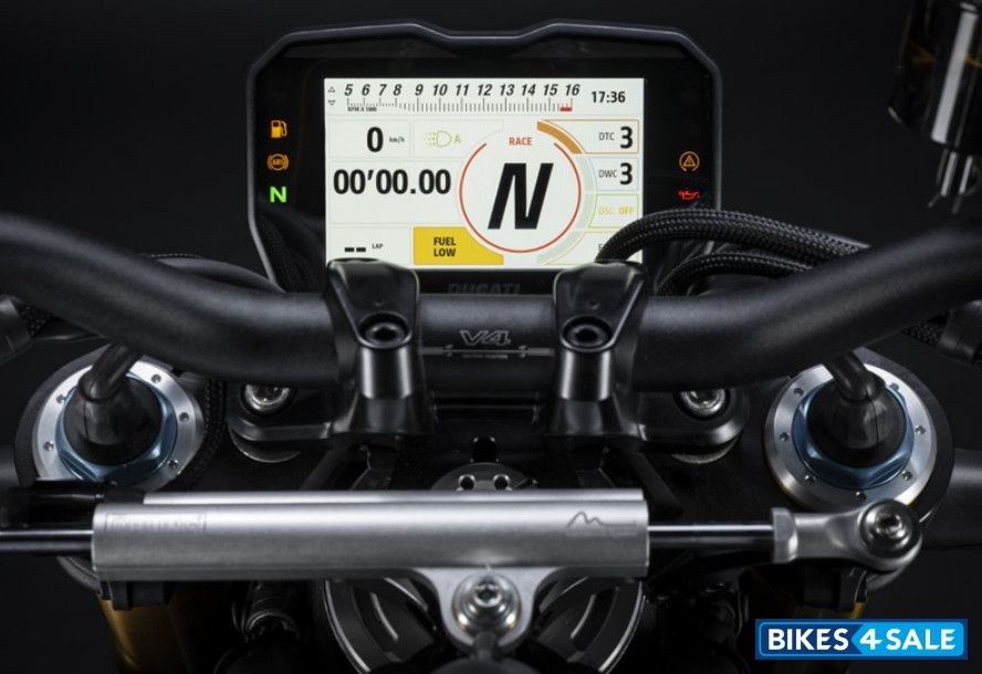 Ducati Streetfighter V4 S 2024 5” TFT colour display
