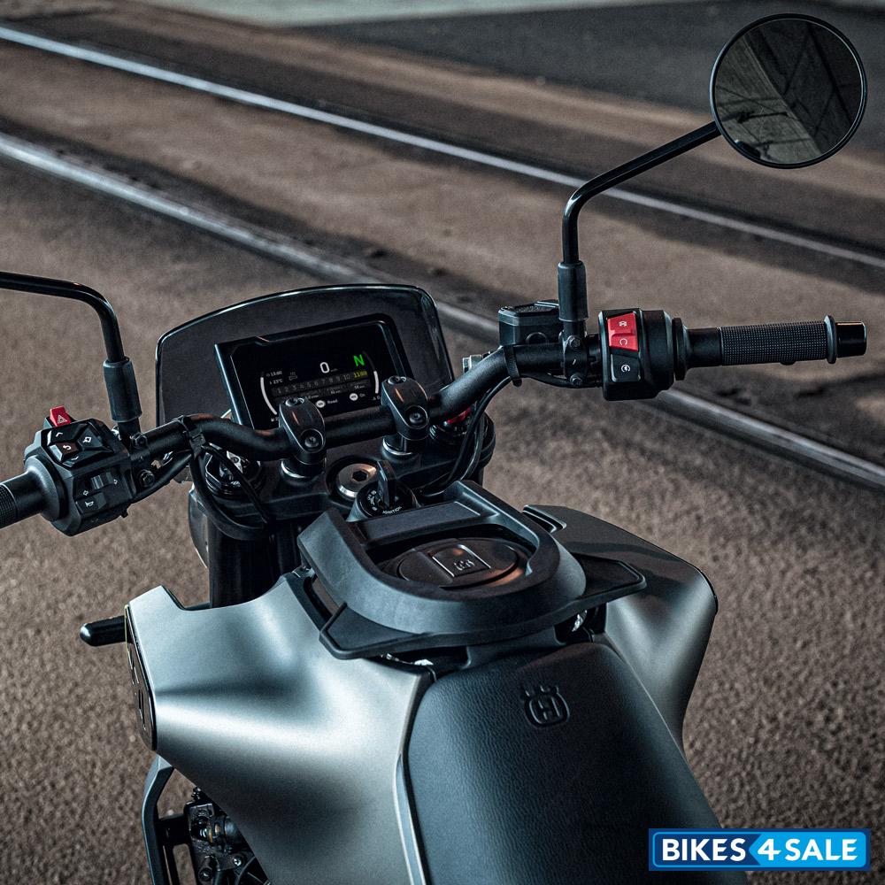 Husqvarna Svartpilen 401 2024 Off-road Style Handlebars