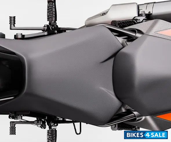 KTM Duke 200 2024 First Class Sport Riding Ergonomics