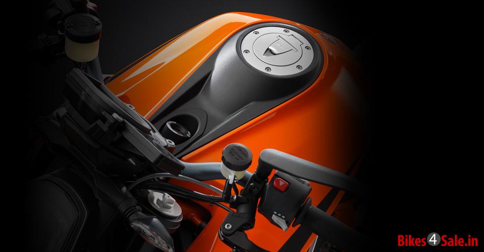 KTM Super Duke 1290 R Cool looking fuel tank of the 1290 Super Duke R