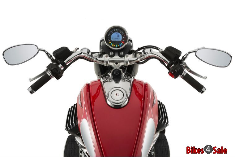 Moto Guzzi Eldorado - Round digital console and chromium handlebar