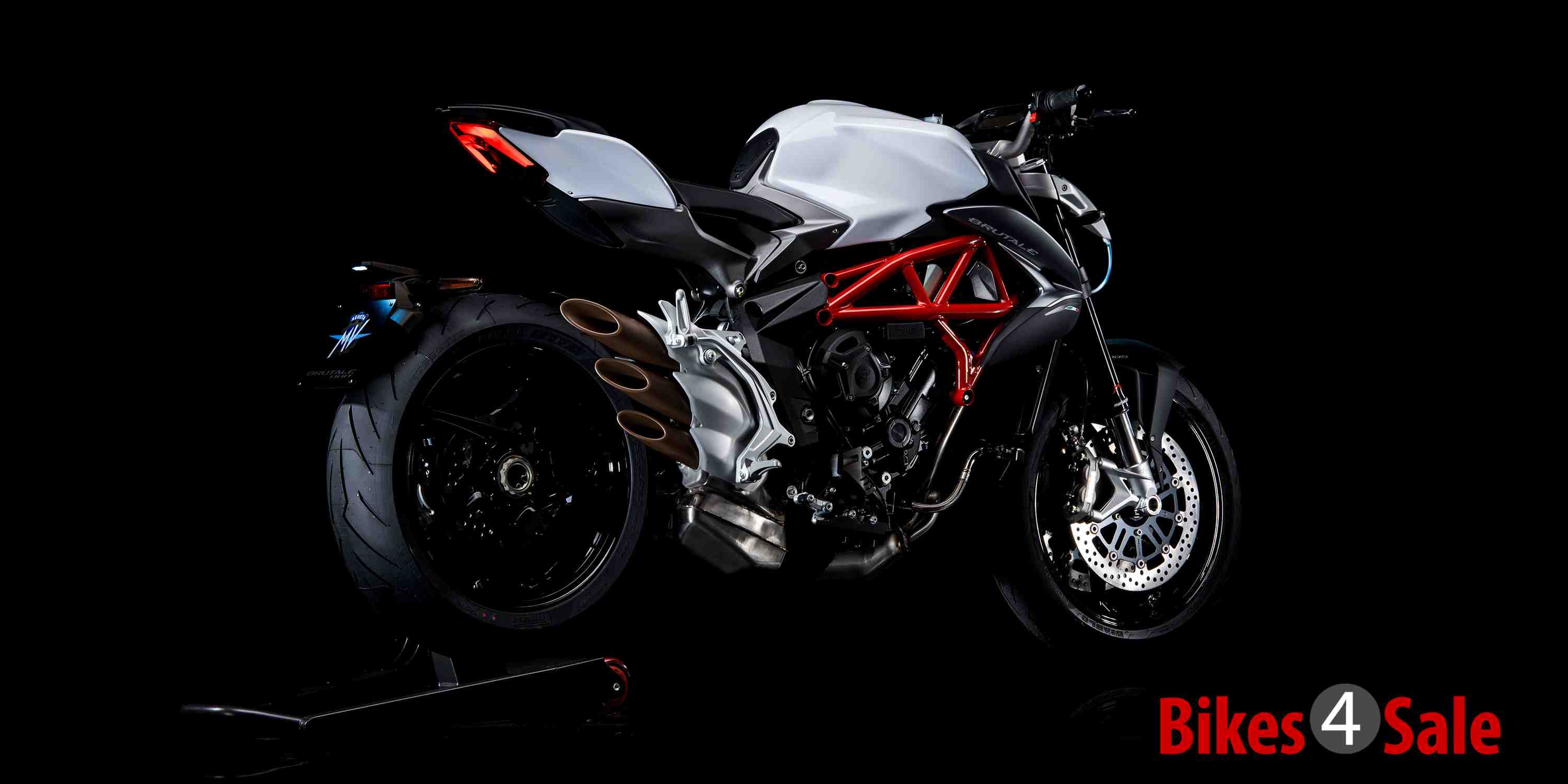MV Agusta Brutale 800 - 2017 Brutale 800 with iconic slashed 3-exhaust pipes