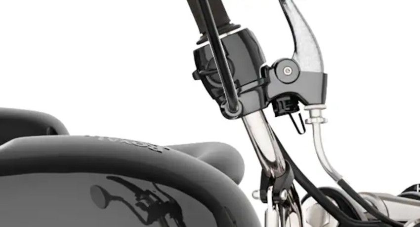 Royal Enfield 2023 Interceptor 650 USB Port