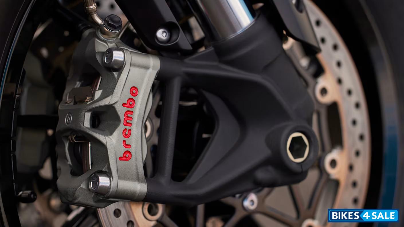 Triumph Rocket 3 Storm R Suspension & Brakes