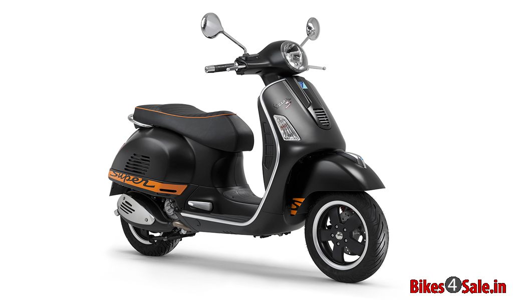 Vespa GTS Super 125 - Picture showing the angled front view of the Black colored Vespa GTS Super 125