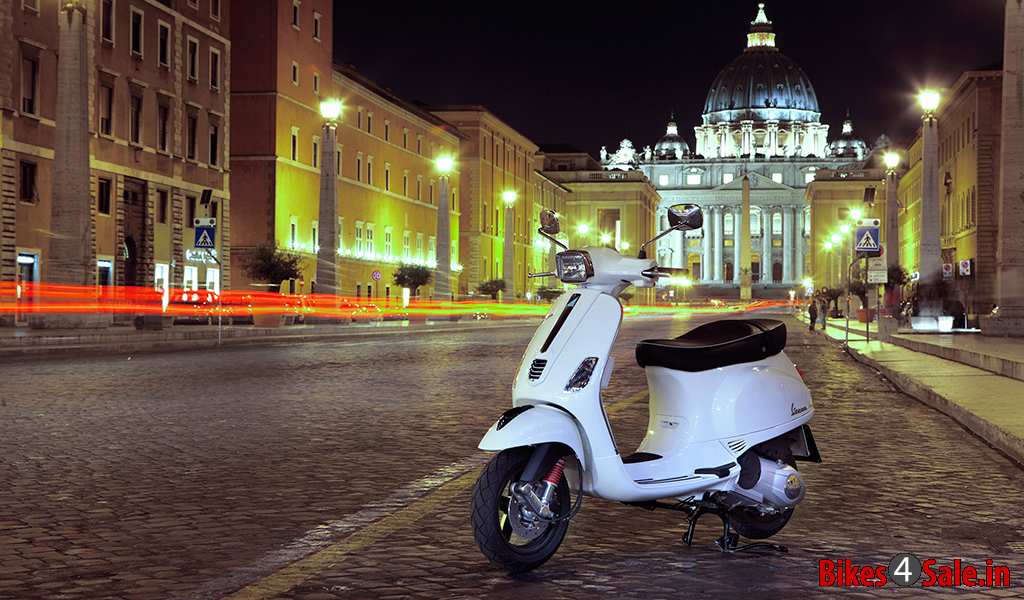 Vespa S 125 - Picture showing the angled front view of Vespa S 125 in night shoot