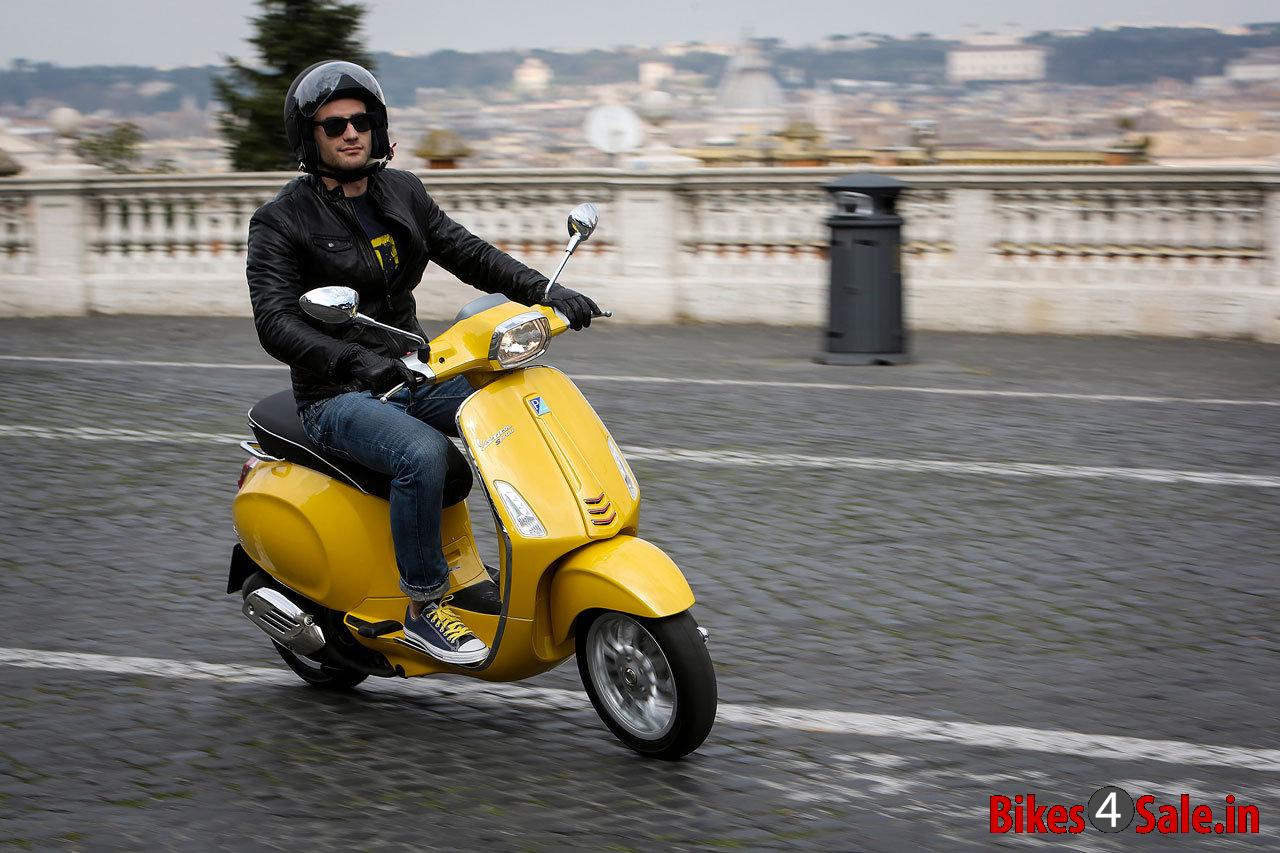 Vespa Sprint 125 - The stunning picture of a guy riding the Vespa Sprint 125