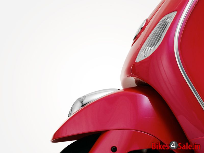 Vespa VX 125 The front mud-guard and the turn indicators of the Vespa VX is sunning