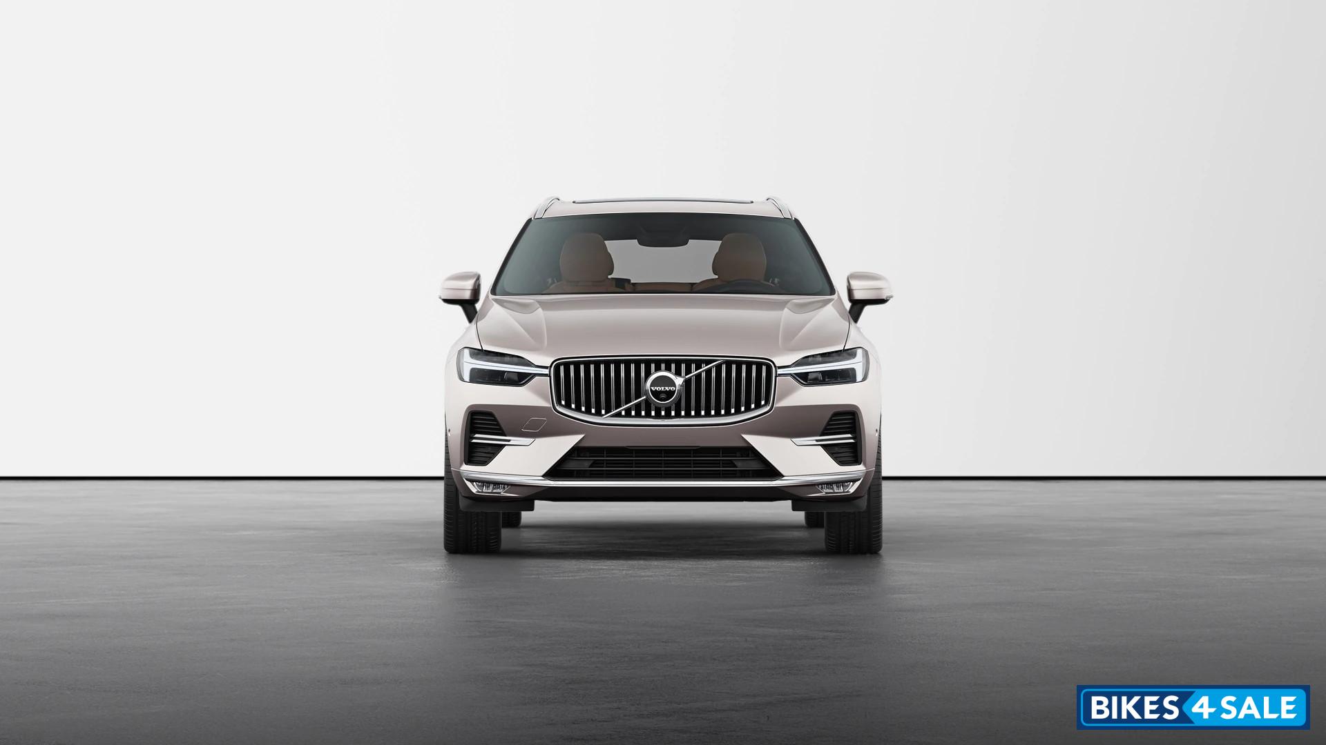 Volvo XC60 B5 Ultimate - Front View