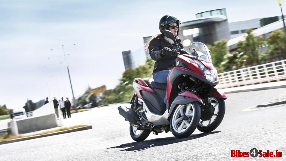 Yamaha Tricity 125 A lady in Yamaha Tricity 125