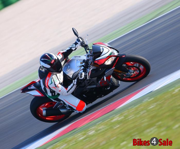 Aprilia Tuono V4 1100 Factory 4