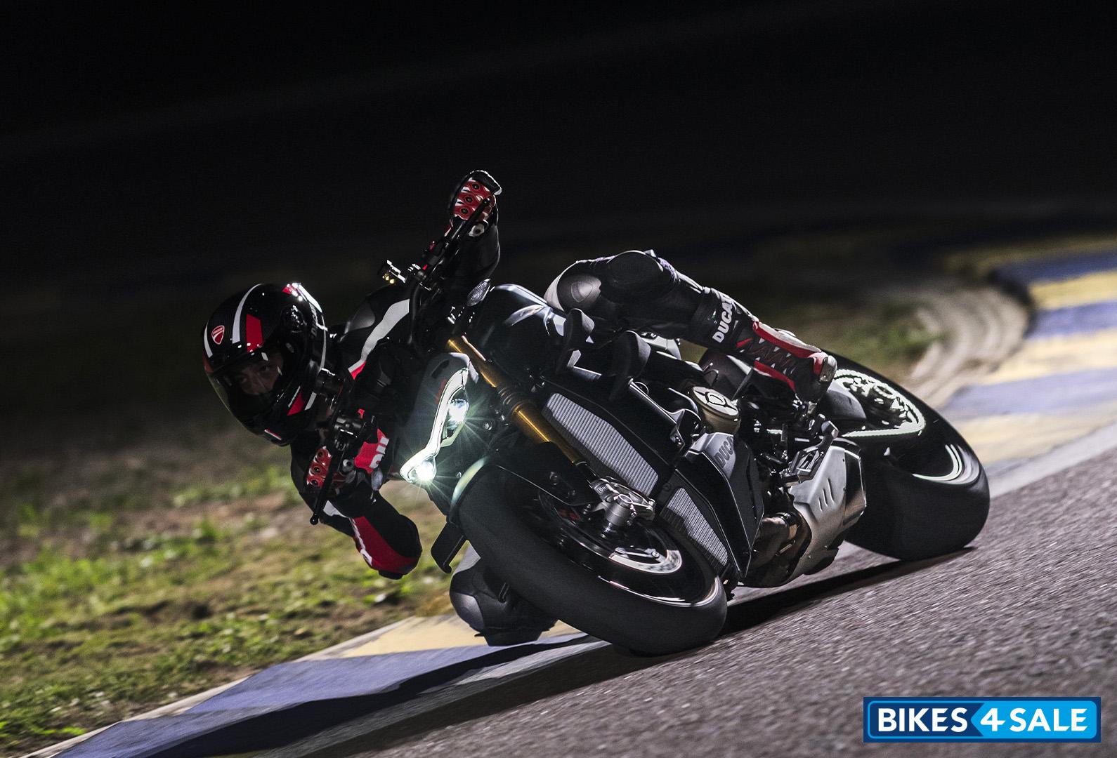 Ducati Streetfighter V4 Full Details
