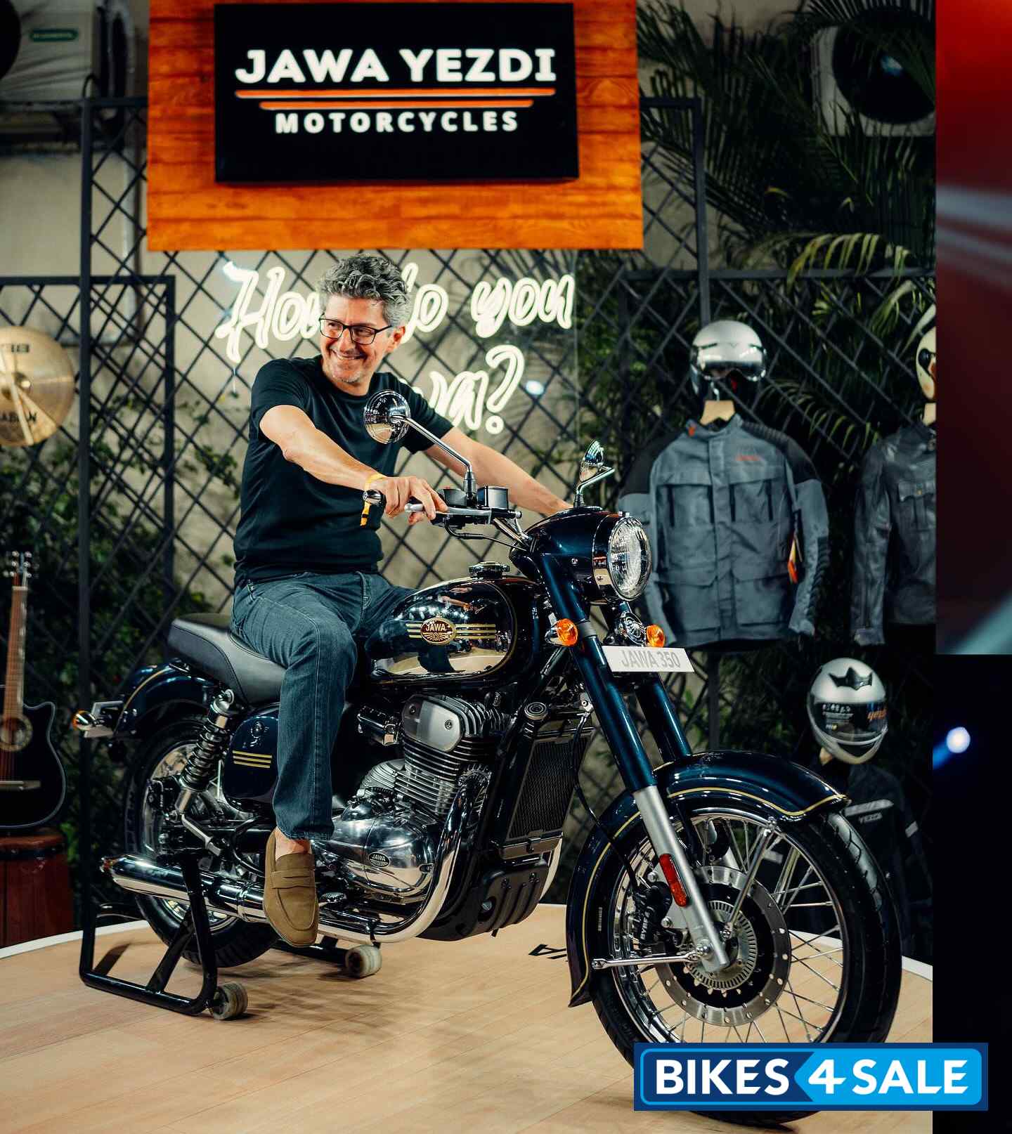 Jawa Yezdi Motorcycles Unveils Jawa 350 Blue