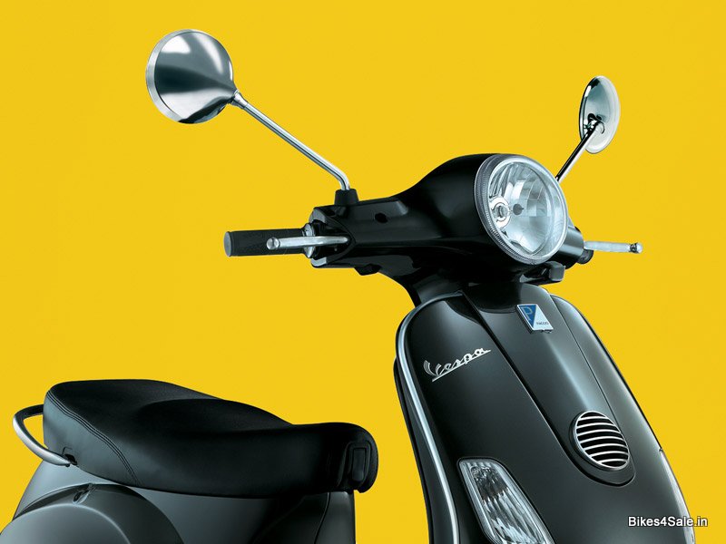 Black Vespa LX 125